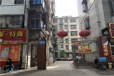 羊山新区三小旁公园春晓，精装修拎包入住，送家具家电，证在手